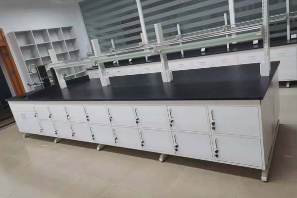 實(shí)驗(yàn)臺(tái)在使用過程中需要注意哪些安全事項(xiàng)？