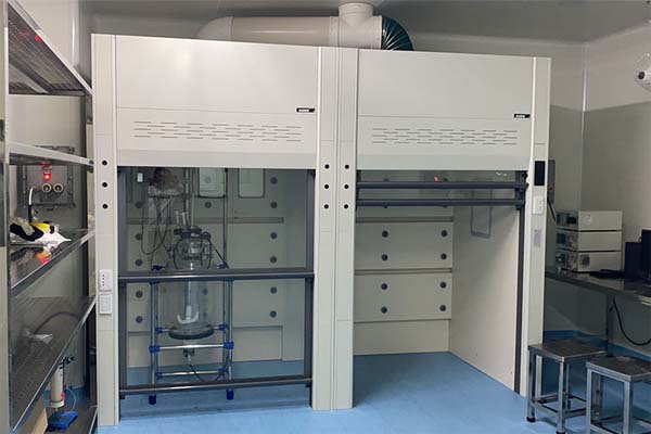 實(shí)驗(yàn)室高效解決方案：走入式通風(fēng)柜定制指南與行業(yè)應(yīng)用
